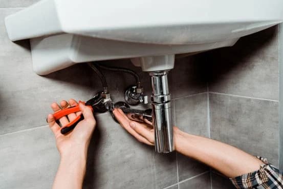 Badkamerrenovatie in Wolvertem: aansluiten van het sanitair onder een lavabo